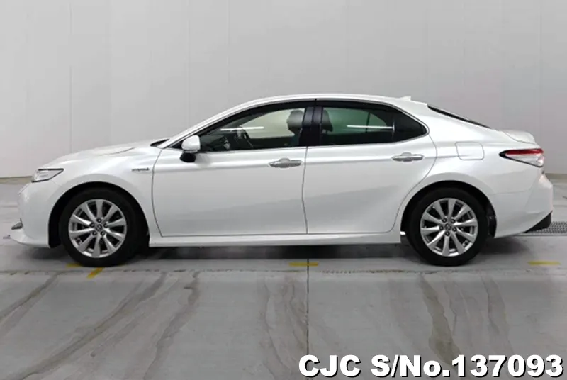Toyota Camry in White for Sale Image 7