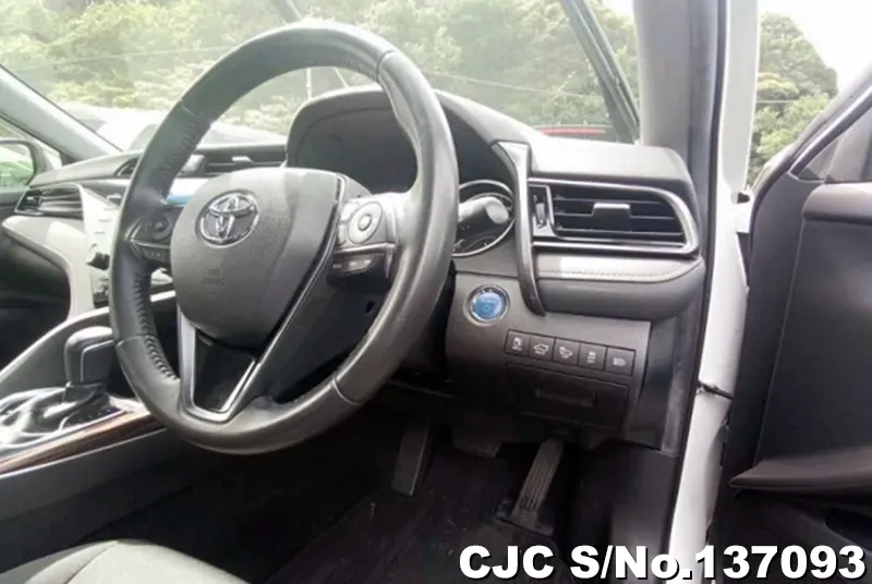 Toyota Camry in White for Sale Image 9