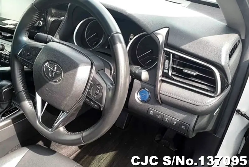 Toyota Camry in White for Sale Image 8