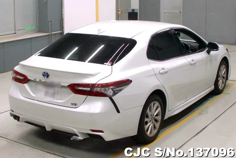 Toyota Camry in White for Sale Image 2