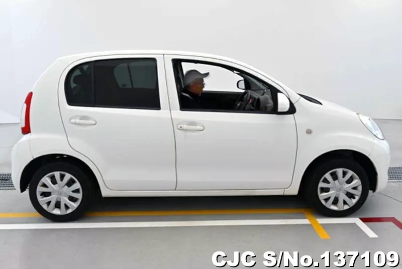 Toyota Passo in White for Sale Image 6