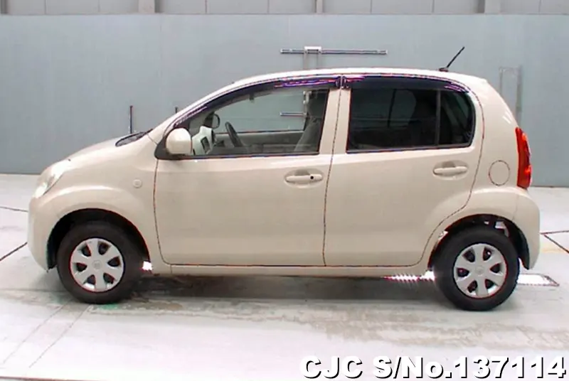 Toyota Passo in Beige for Sale Image 5