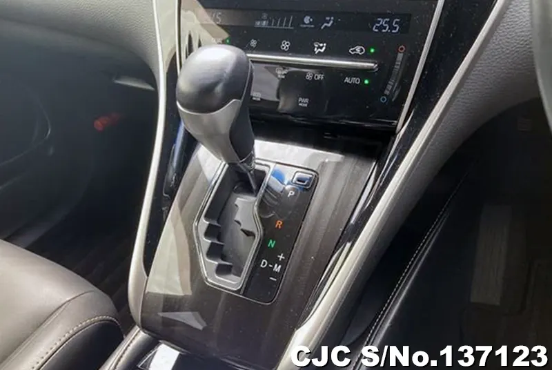 Toyota Harrier in Pearl for Sale Image 8