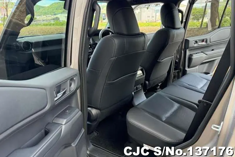 Toyota Land Cruiser 250 in Avant Garde Bronze for Sale Image 17