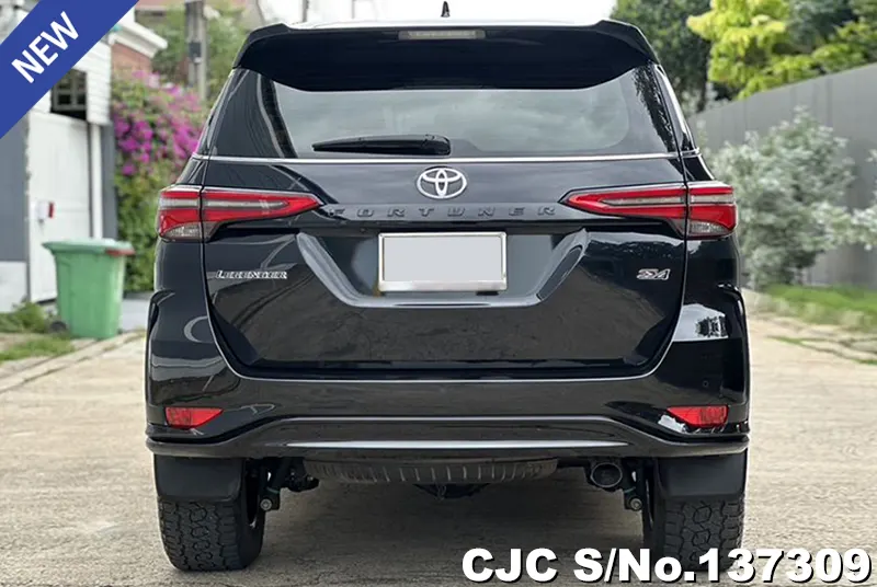 Toyota Fortuner in Black for Sale Image 4