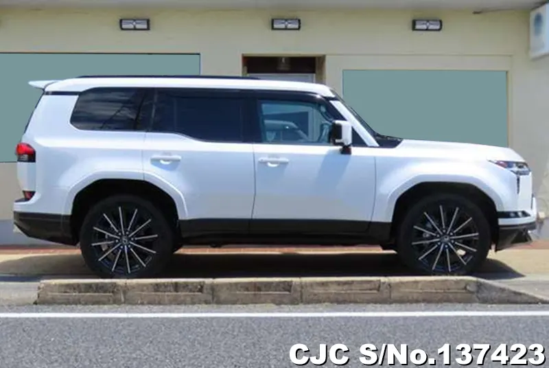 Lexus GX 550 in Pearl for Sale Image 6