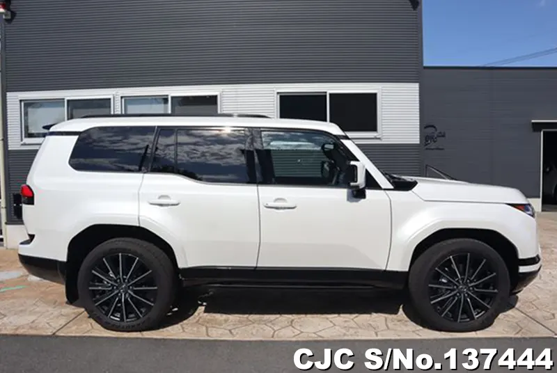 Lexus GX 550 in Pearl for Sale Image 4