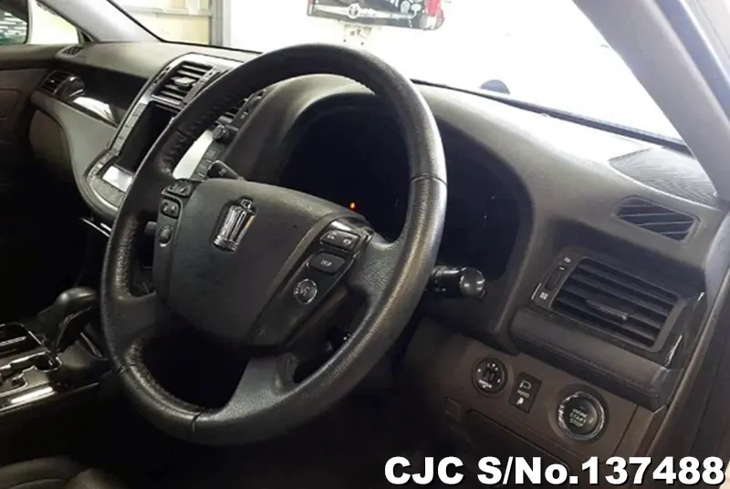 Toyota Crown in White for Sale Image 4