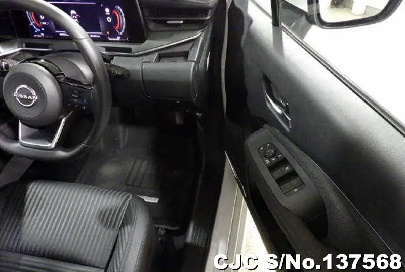 Nissan Aura e-Power in White for Sale Image 6