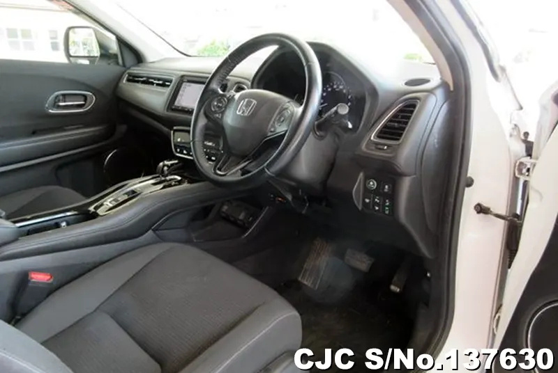 Honda Vezel in White for Sale Image 10