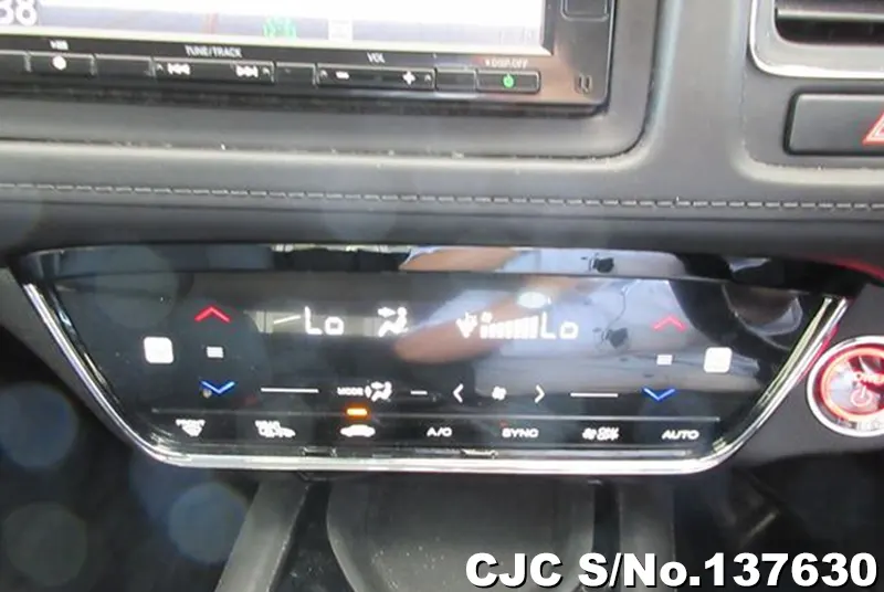 Honda Vezel in White for Sale Image 16