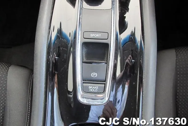 Honda Vezel in White for Sale Image 18