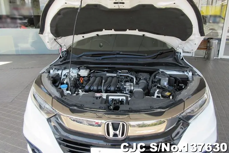 Honda Vezel in White for Sale Image 20