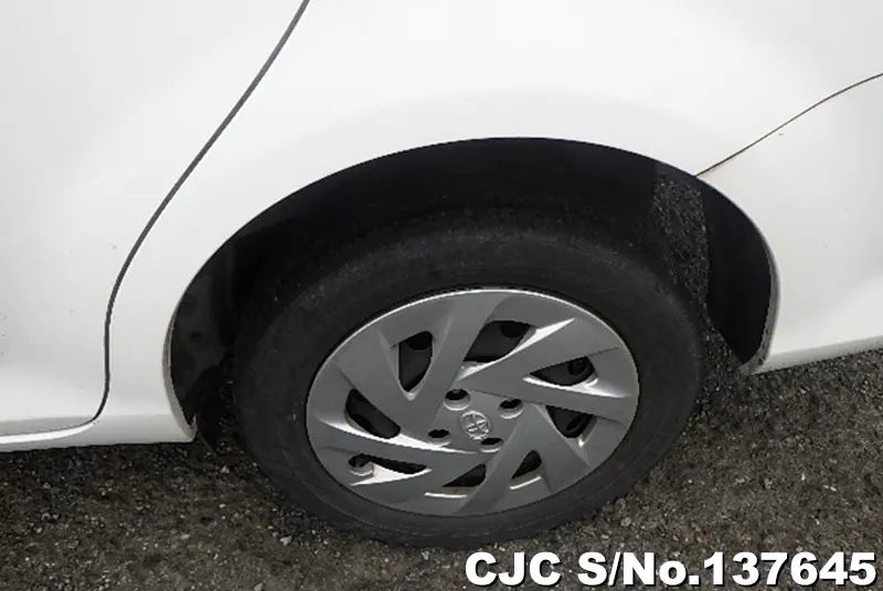 Toyota Corolla Axio in White for Sale Image 17