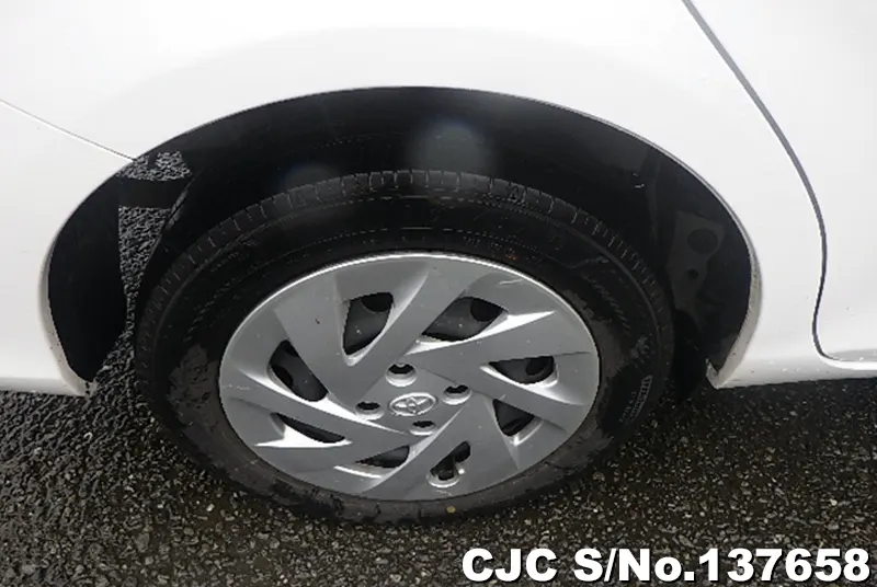 Toyota Corolla Axio in White for Sale Image 15