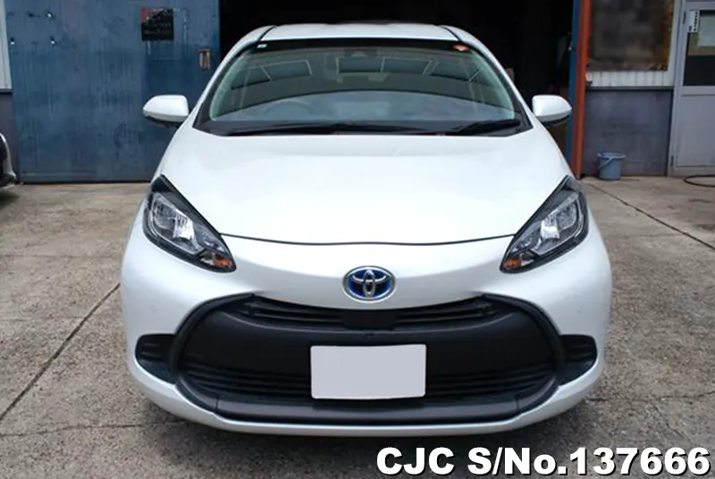 Toyota Aqua in White for Sale Image 4
