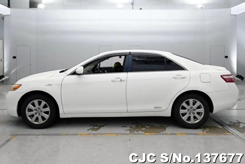 Toyota Camry in White for Sale Image 6