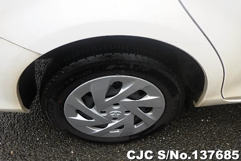 Toyota Corolla Axio in White for Sale Image 17