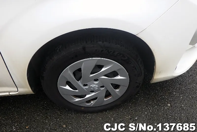 Toyota Corolla Axio in White for Sale Image 18