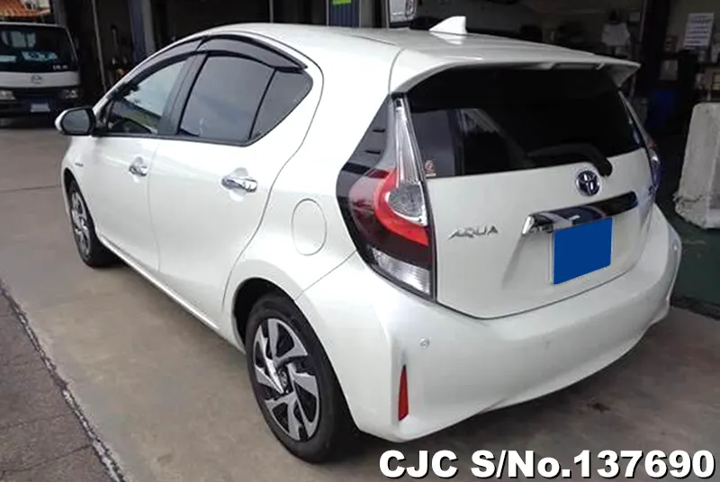 Toyota Aqua in White for Sale Image 1