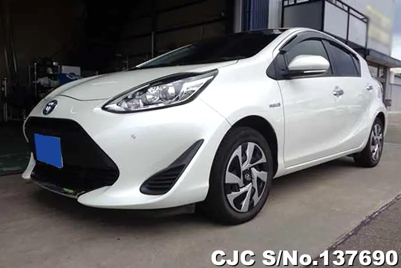 Toyota Aqua in White for Sale Image 2