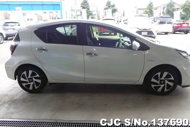 Toyota Aqua in White for Sale Image 3