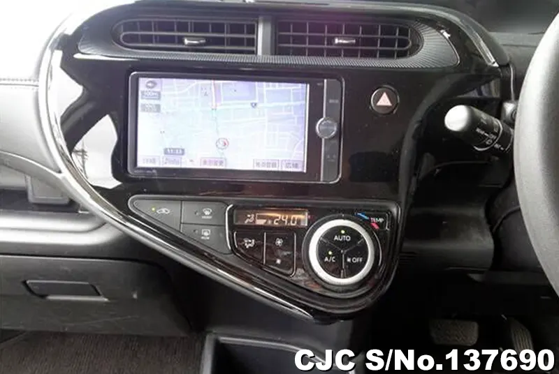 Toyota Aqua in White for Sale Image 7
