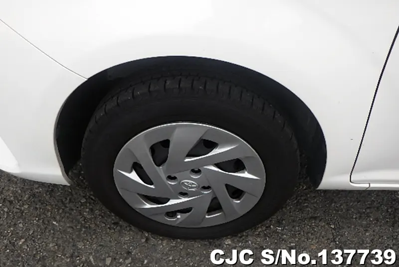 Toyota Corolla Axio in White for Sale Image 16