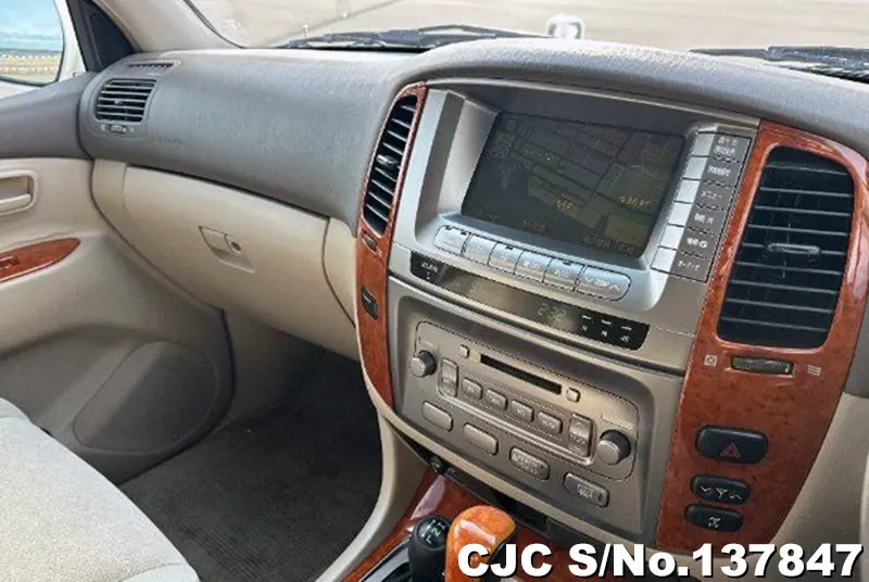 Toyota Land Cruiser in White for Sale Image 10