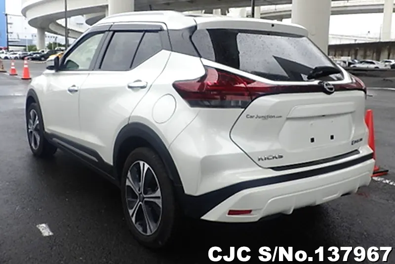 Nissan Kicks in Pearl White for Sale Image 1