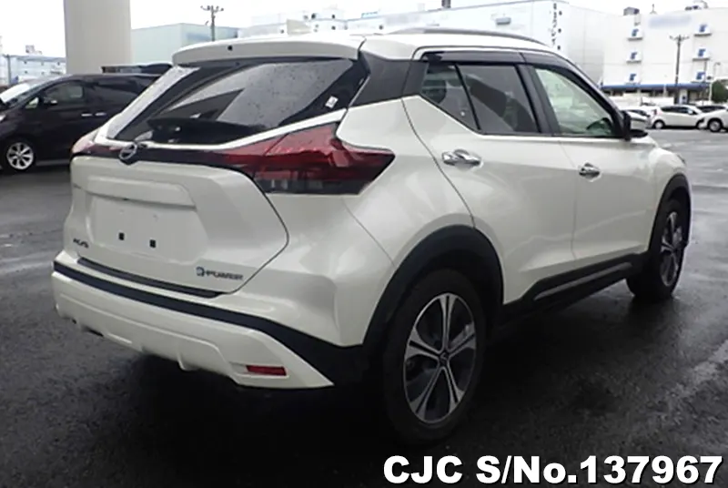 Nissan Kicks in Pearl White for Sale Image 2