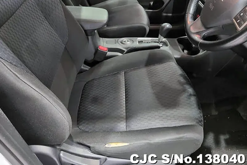 Mitsubishi Outlander in White for Sale Image 3