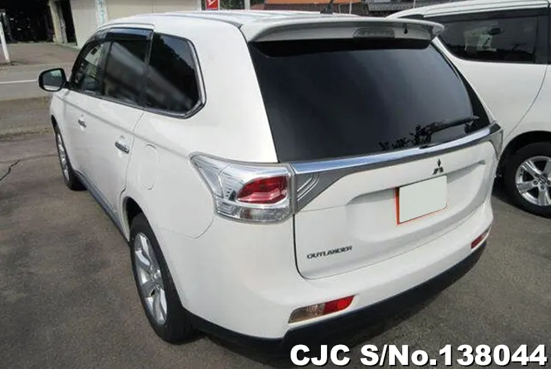 Mitsubishi Outlander in White for Sale Image 1