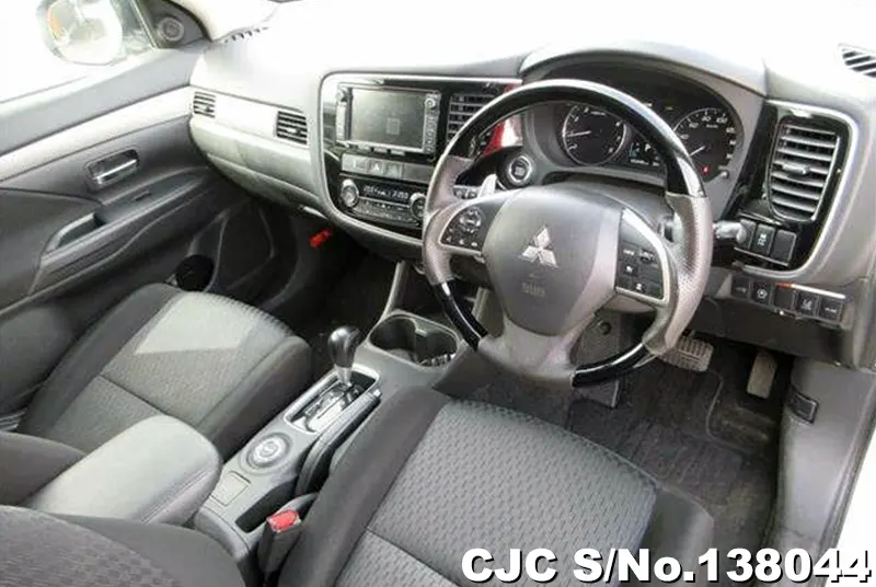 Mitsubishi Outlander in White for Sale Image 3