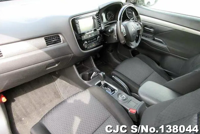 Mitsubishi Outlander in White for Sale Image 4