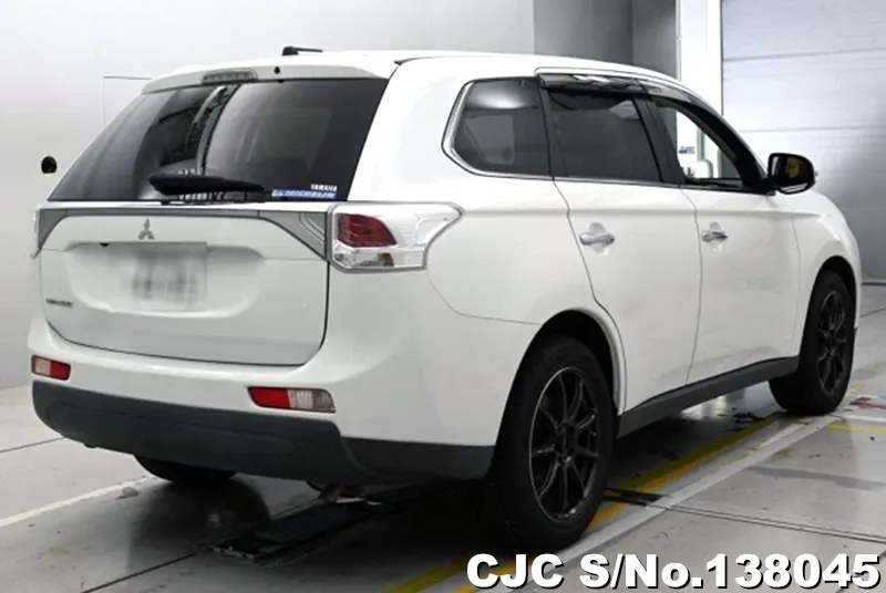 Mitsubishi Outlander in White for Sale Image 2