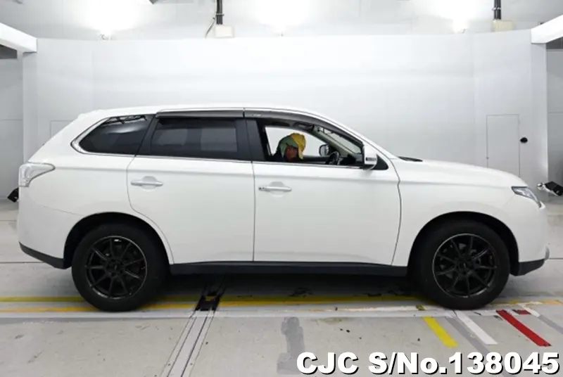 Mitsubishi Outlander in White for Sale Image 6