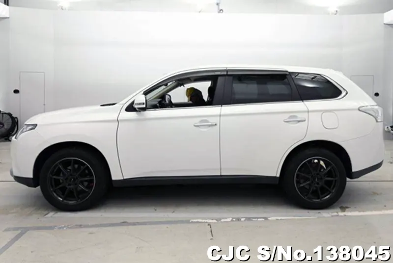 Mitsubishi Outlander in White for Sale Image 7