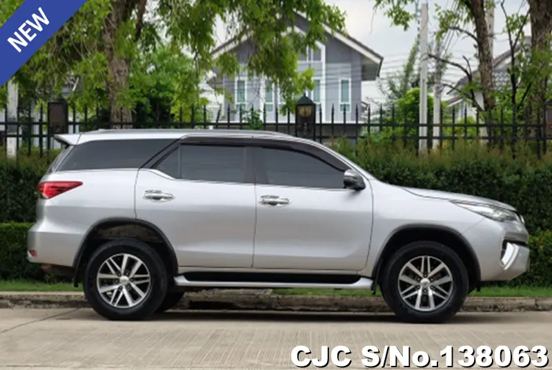 Toyota Fortuner in Gray for Sale Image 5