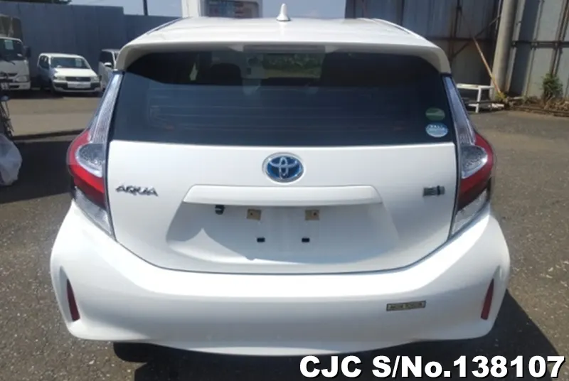 Toyota Aqua in White for Sale Image 4