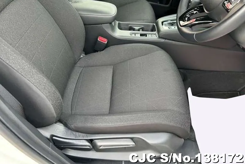 Honda Vezel in White for Sale Image 17