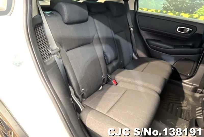 Honda Vezel in White for Sale Image 11