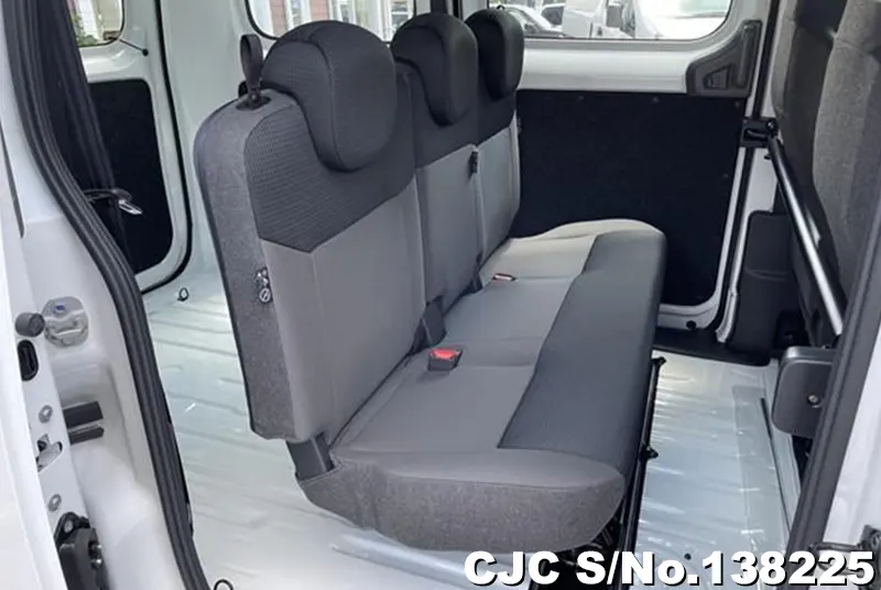 Nissan NV200 in White for Sale Image 11