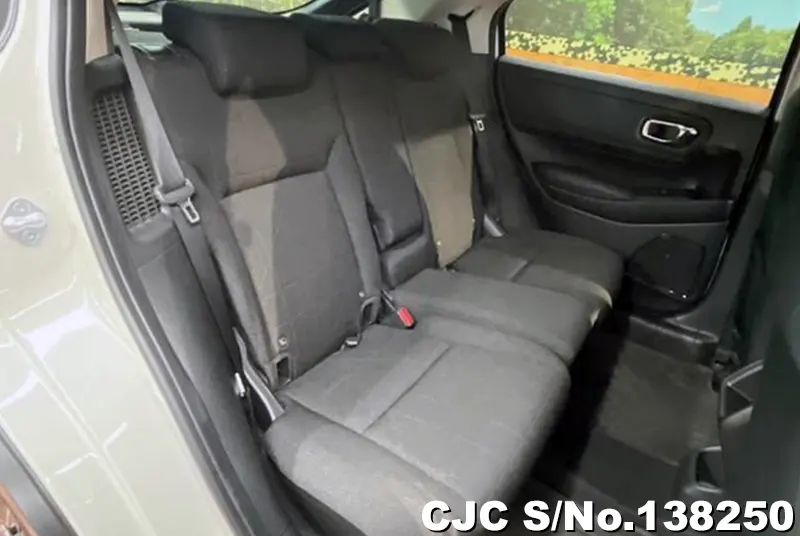 Honda Vezel in White for Sale Image 3
