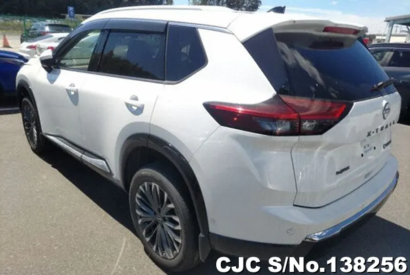 Nissan X-Trail in Pearl for Sale Image 1