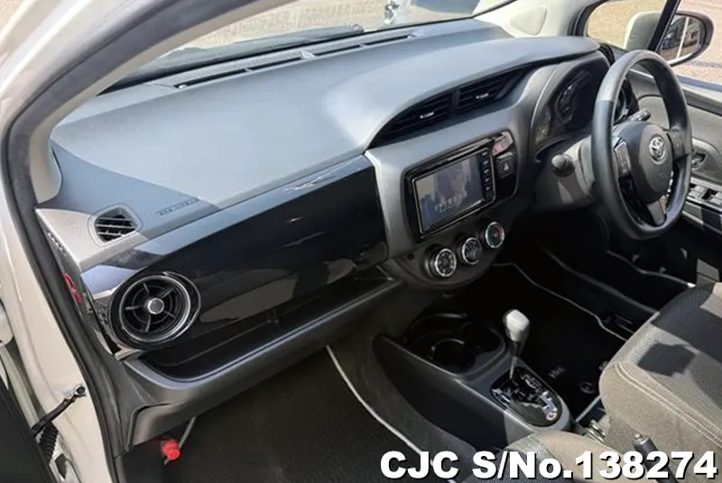 Toyota Vitz in Pearl for Sale Image 10