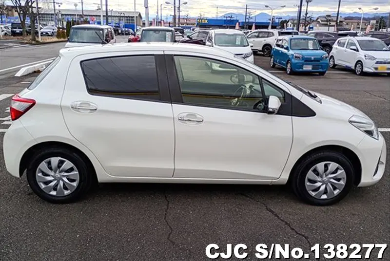 Toyota Vitz in White for Sale Image 6