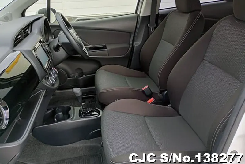 Toyota Vitz in White for Sale Image 11