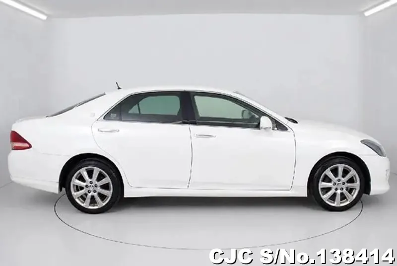 Toyota Crown in White for Sale Image 6