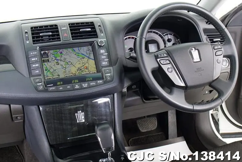 Toyota Crown in White for Sale Image 10
